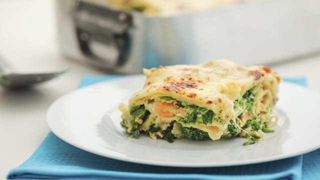 In einer Lachs-Spinat-Lasagne kommen viele leckere Zutaten zu einem nahrhaften Hauptgericht zusammen