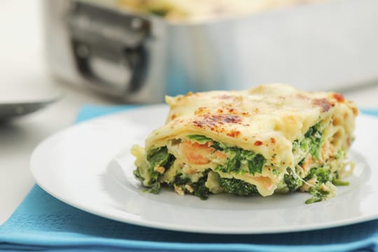 In einer Lachs-Spinat-Lasagne kommen viele leckere Zutaten zu einem nahrhaften Hauptgericht zusammen