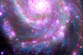 Sensationelle Aufnahmen: Diese Galaxie ist eine Spiralgalaxie wie unsere Milchstraße und liegt etwa 30 Millionen Lichtjahre von der Erde entfernt.