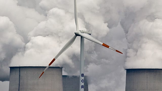 Einsames Windrad vor den dampfenden Kühltürmen des Braunkohlekraftwerkes der Vattenfall AG in Jänschwalde (Brandenburg)