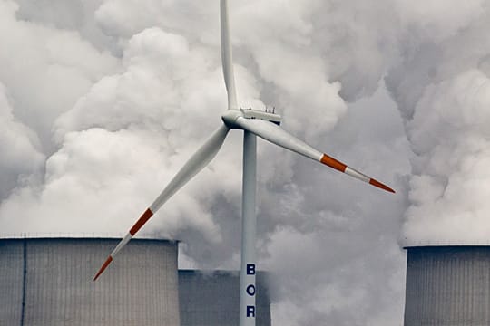 Einsames Windrad vor den dampfenden Kühltürmen des Braunkohlekraftwerkes der Vattenfall AG in Jänschwalde (Brandenburg)