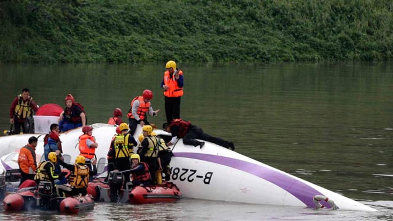 Rettungskräfte auf dem Keelung-Fluss in Taipeh: Die Suche nach Vermissten läuft noch
