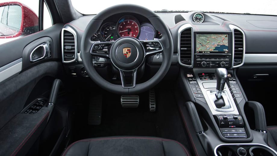 Auch im Innenraum des Cayenne GTS fühlt sich der Porsche-Connaisseur heimisch. Alles ist an seinem gewohnten Platz und die Verarbeitung solide. Vor allem das bequeme Gestühl und die fast schon perfekte Sitzposition erfreuen das Fahrer-Herz.