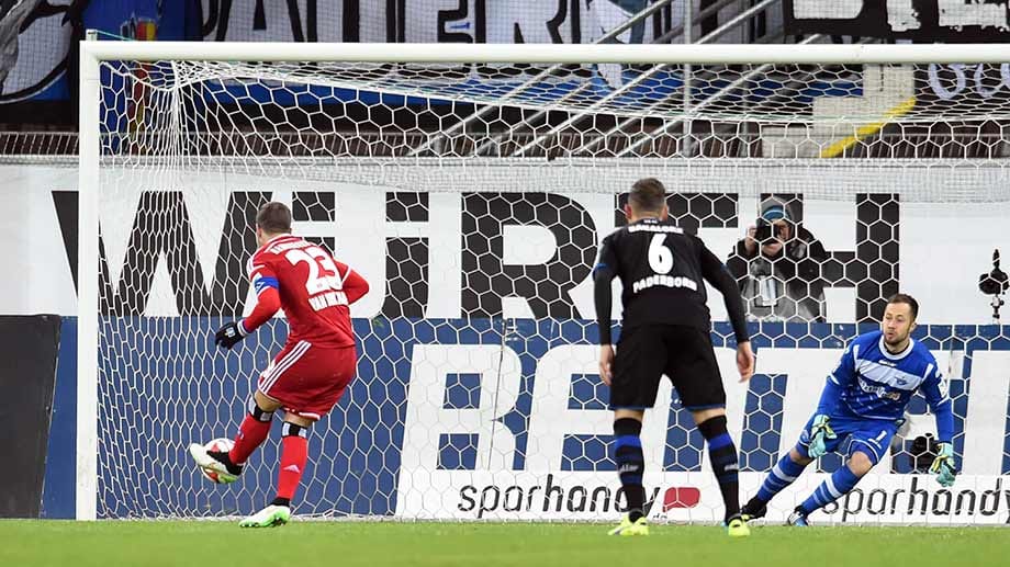 Die frühe Führung für den HSV: Rafael van der Vaart (li.) verlädt SCP-Keeper Lukas Kruse.