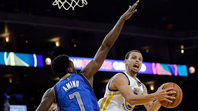 Steph Curry (re.) zieht an Al-Farouq Aminu von Mavs vorbei.