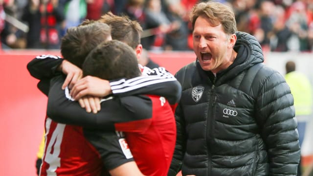 Ingolstadts Trainer Ralph Hasenhüttl (re.) hält seine junge Truppe zusammen. Ingolstadts Trainer Ralph Hasenhüttl (re.) hält seine junge Truppe zusammen.