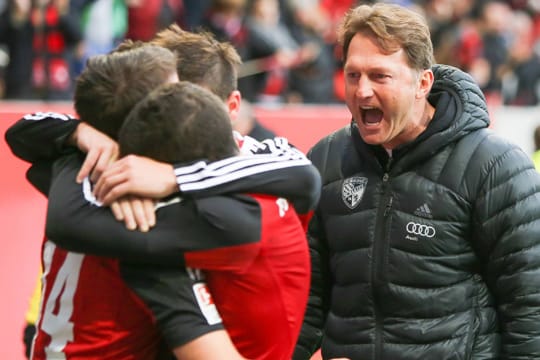 Ingolstadts Trainer Ralph Hasenhüttl (re.) hält seine junge Truppe zusammen.
