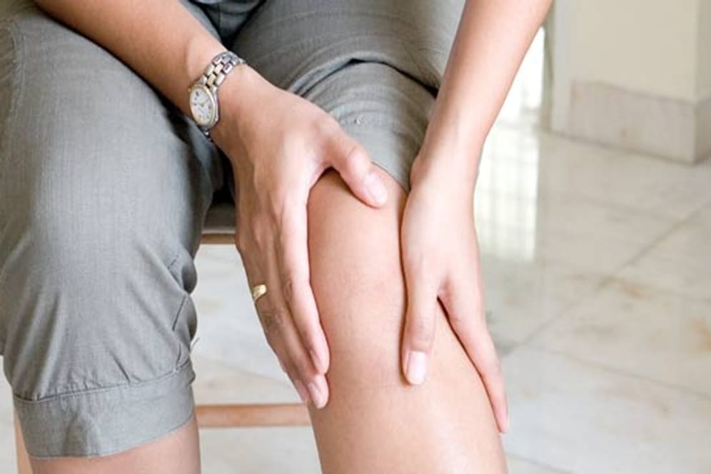 Schmerzen im Knie können auf eine Arthrose hinweisen. Diese sollte möglichst früh behandelt werden, damit die Gelenke nicht steif werden.