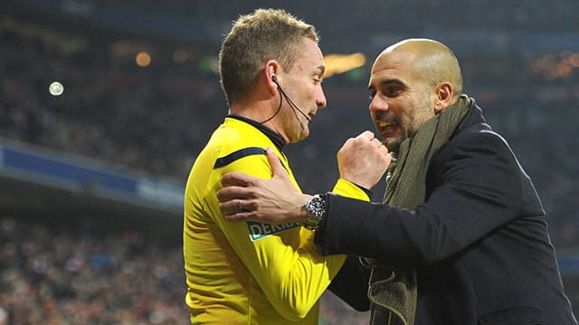 Streitbare Szene: Pep Guardiola (re.) bedrängt den Linienrichter Markus Häcker. Streitbare Szene: Pep Guardiola (re.) bedrängt den Linienrichter Markus Häcker.
