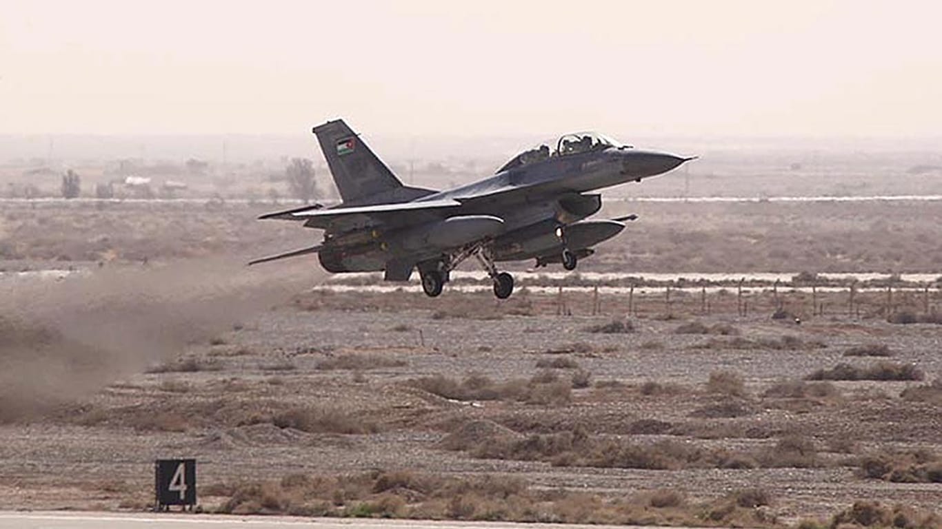Ein Kampfjet der jordanischen Luftwaffe hebt zum Angriff auf den IS ab.