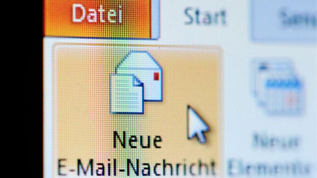 Das Symbol "Neue E-Mail-Nachricht" in Outlook auf einem Desktop-PC