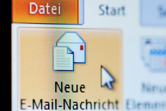 Das Symbol "Neue E-Mail-Nachricht" in Outlook auf einem Desktop-PC