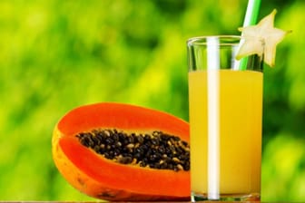 Papayasaft kann man sowohl pur als auch gemischt mit Joghurt oder Molke trinken