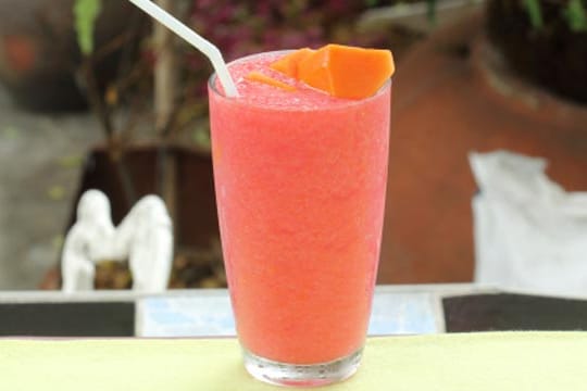 Papaya-Smoothie wirkt erfrischend und sorgt für gute Laune.