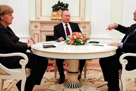 Angela Merkel und François Hollande am Freitagabend im Gespräch mit Wladimir Putin.