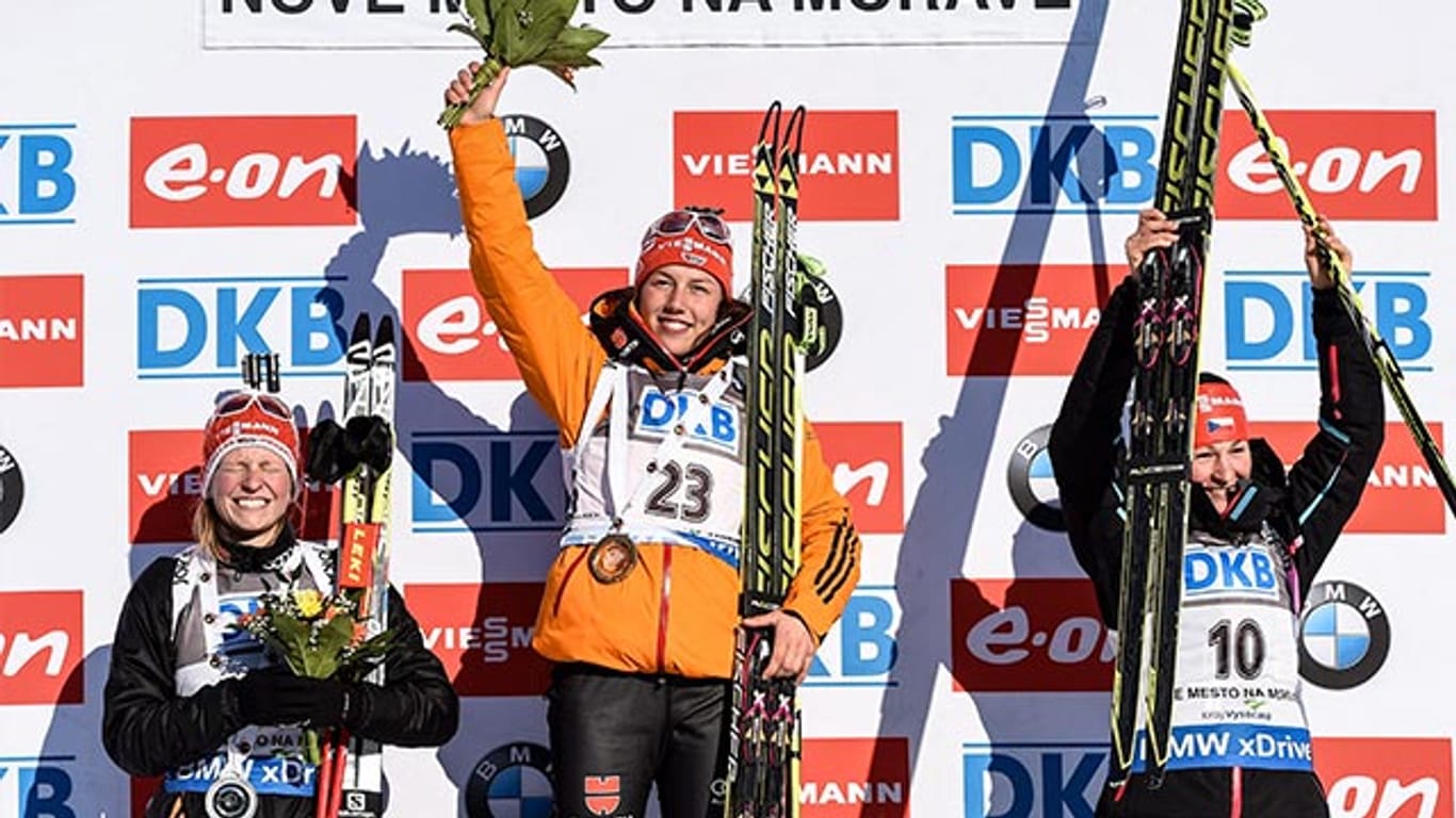 Erfolgreicher Tag für den deutschen Biathlonsport: Laura Dahlmeier (Mi.) sprintet in Nove Mesto auf den ersten Platz. Teamkollegin Franziska Hildebrand (li.) landet auf Rang zwei.