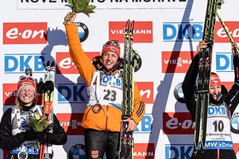 Erfolgreicher Tag für den deutschen Biathlonsport: Laura Dahlmeier (Mi.) sprintet in Nove Mesto auf den ersten Platz. Teamkollegin Franziska Hildebrand (li.) landet auf Rang zwei.
