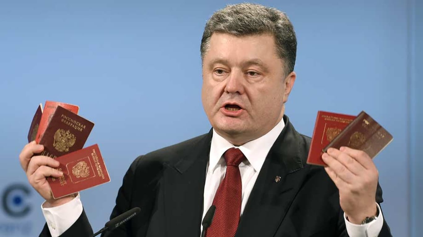 Der ukrainische Präsident Petro Poroschenko hat bei der Münchner Sicherheitskonferenz die Ausweise von russischen Soldaten gezeigt - für ihn der Beweis Moskauer "Aggression".