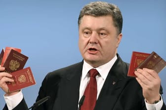 Der ukrainische Präsident Petro Poroschenko hat bei der Münchner Sicherheitskonferenz die Ausweise von russischen Soldaten gezeigt - für ihn der Beweis Moskauer "Aggression".