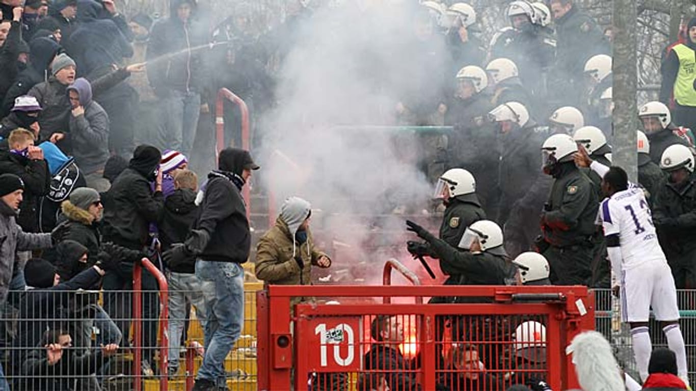 Nach dem Derby eskaliert die Gewalt im Block des VfL Osnabrück.