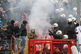 Nach dem Derby eskaliert die Gewalt im Block des VfL Osnabrück.