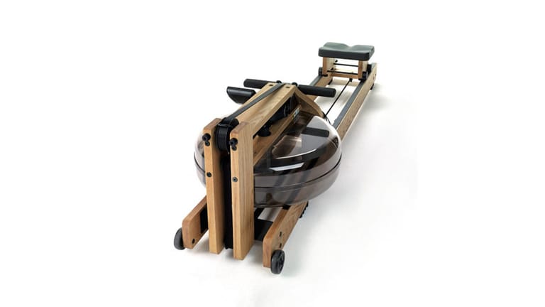 Der WaterRower (ab 1299 Euro) arbeitet mit Wasser und ist an die Bewegung des Rudersports angelegt. Das Wasserflugrad simuliert dabei den Widerstand, der beim Rudern entsteht. Das Gerät kann aus Eiche, Esche, Kirsche oder Nussbaum gefertigt werden.