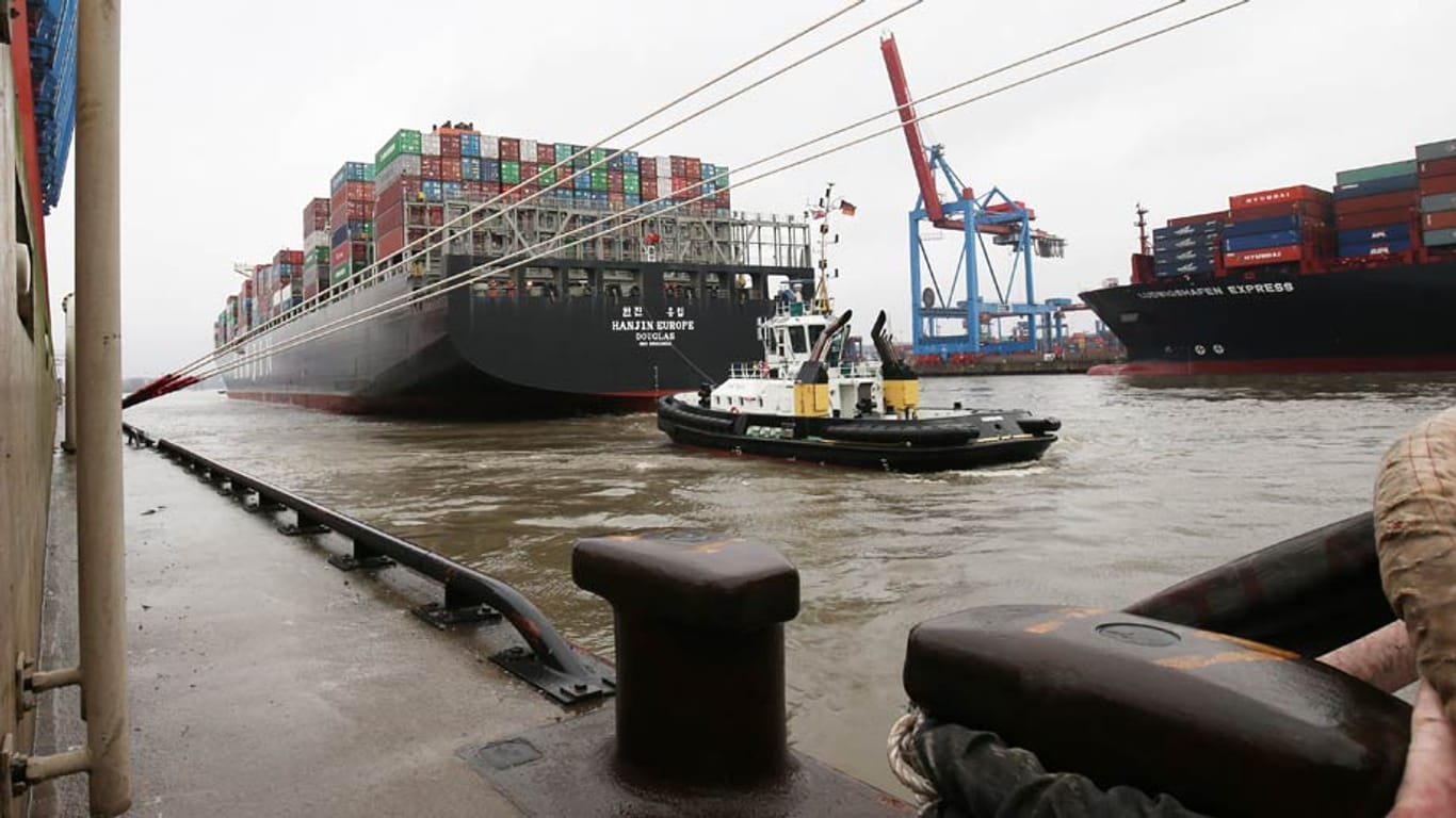 Ein Container-Schiff im Hamburger Hafen - einem der Dreh- und Angelpunkte für den deutschen Handel.