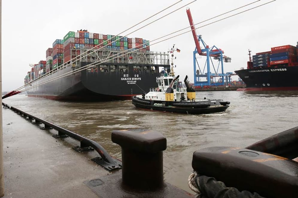 Ein Container-Schiff im Hamburger Hafen - einem der Dreh- und Angelpunkte für den deutschen Handel.