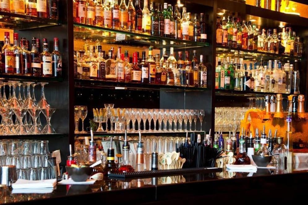 Erfunden hat die in Hotelbars gepflegte Cocktailbar-Tradition Harry MacElhone, ein Schotte, der in der "New York Bar" in Paris Barkeeper war und sie schließlich auch übernahm. Seine Cocktails überzeugten Schriftsteller, Schauspieler und Blaublütige und sicherten der Bar das Überleben bis heute. Heute kann man "Harry's New York Bar" überall auf der Welt besuchen, unter anderem im "Sheraton Berlin Grand Hotel Esplanade".
