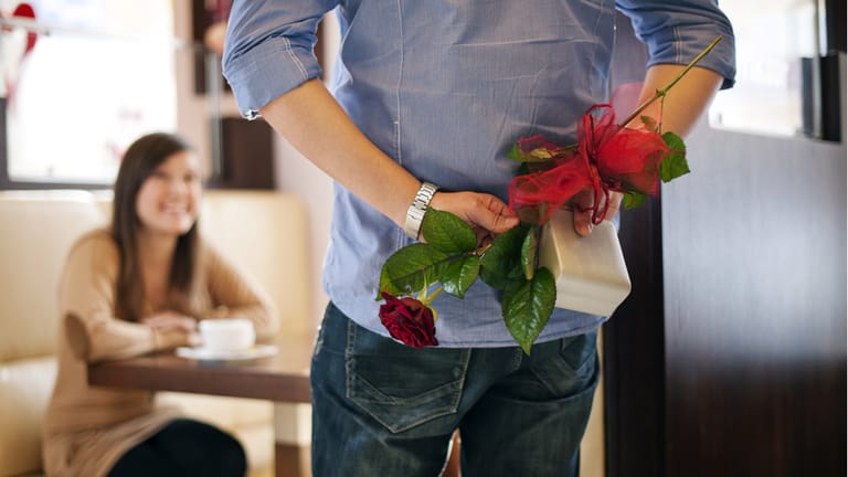 Oft sind es die kleinen Aufmerksamkeiten, mit denen Männer am Valentinstag punkten.