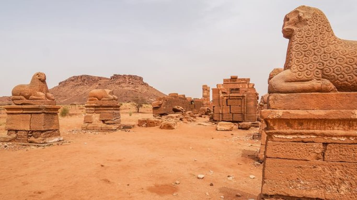 Widdersphinxe zieren den Amun-Tempel der antiken Stätte von Naga.
