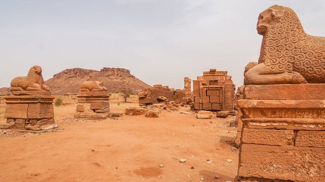 Widdersphinxe zieren den Amun-Tempel der antiken Stätte von Naga.