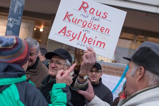 Anstieg fremdenfeindlicher Übergriffe: "Hoygida"-Demonstranten im Januar in Hoyerswerda