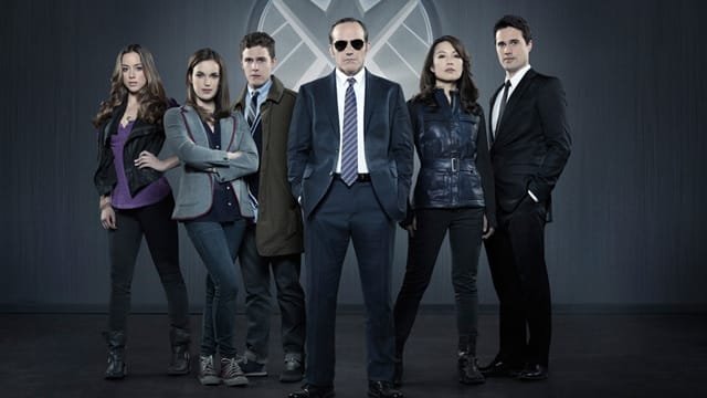 "MARVEL's Agents Of S.H.I.E.L.D." (v.li.): Hackerin Skye (Chloe Bennet), Bio-Chemikerin Jemma Simmons (Elizabeth Henstridge), Technikspezialist Leo Fitz (Iain De Caestecker), Agent Phil Coulson (Clark Gregg), Waffenexpertin Melinda May (Ming-Na Wen) und Grant Ward (Brett Dalton), der Mann fürs Grobe.