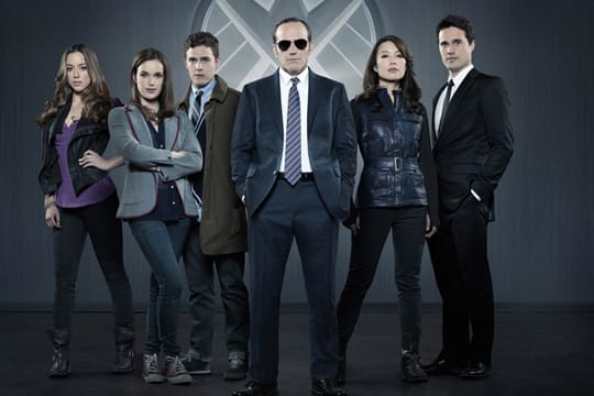 "MARVEL's Agents Of S.H.I.E.L.D." (v.li.): Hackerin Skye (Chloe Bennet), Bio-Chemikerin Jemma Simmons (Elizabeth Henstridge), Technikspezialist Leo Fitz (Iain De Caestecker), Agent Phil Coulson (Clark Gregg), Waffenexpertin Melinda May (Ming-Na Wen) und Grant Ward (Brett Dalton), der Mann fürs Grobe.