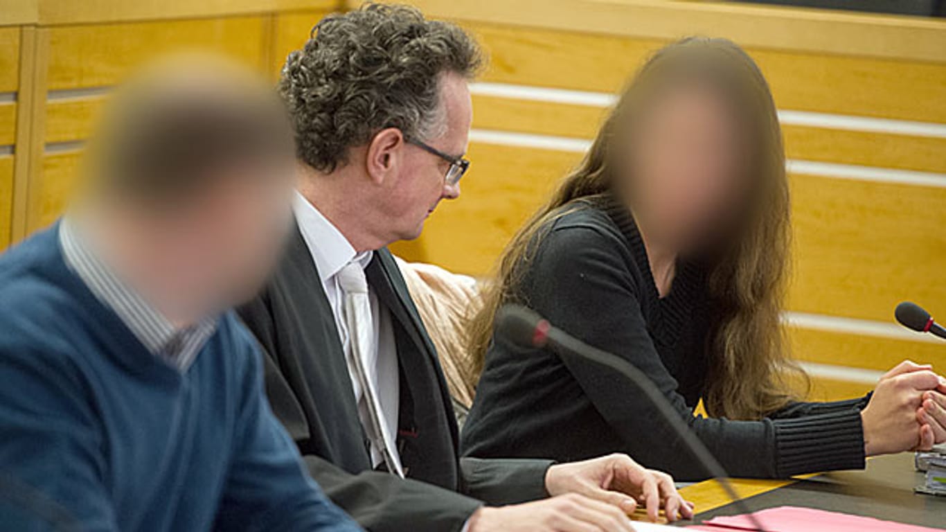 Die Angeklagten mit Anwalt beim Prozess in Hannover.