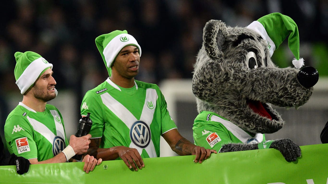 Daniel Caligiuri (li.) und Naldo mit dem Maskottchen des VfL Wolfsburg