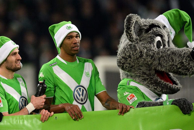 Daniel Caligiuri (li.) und Naldo mit dem Maskottchen des VfL Wolfsburg