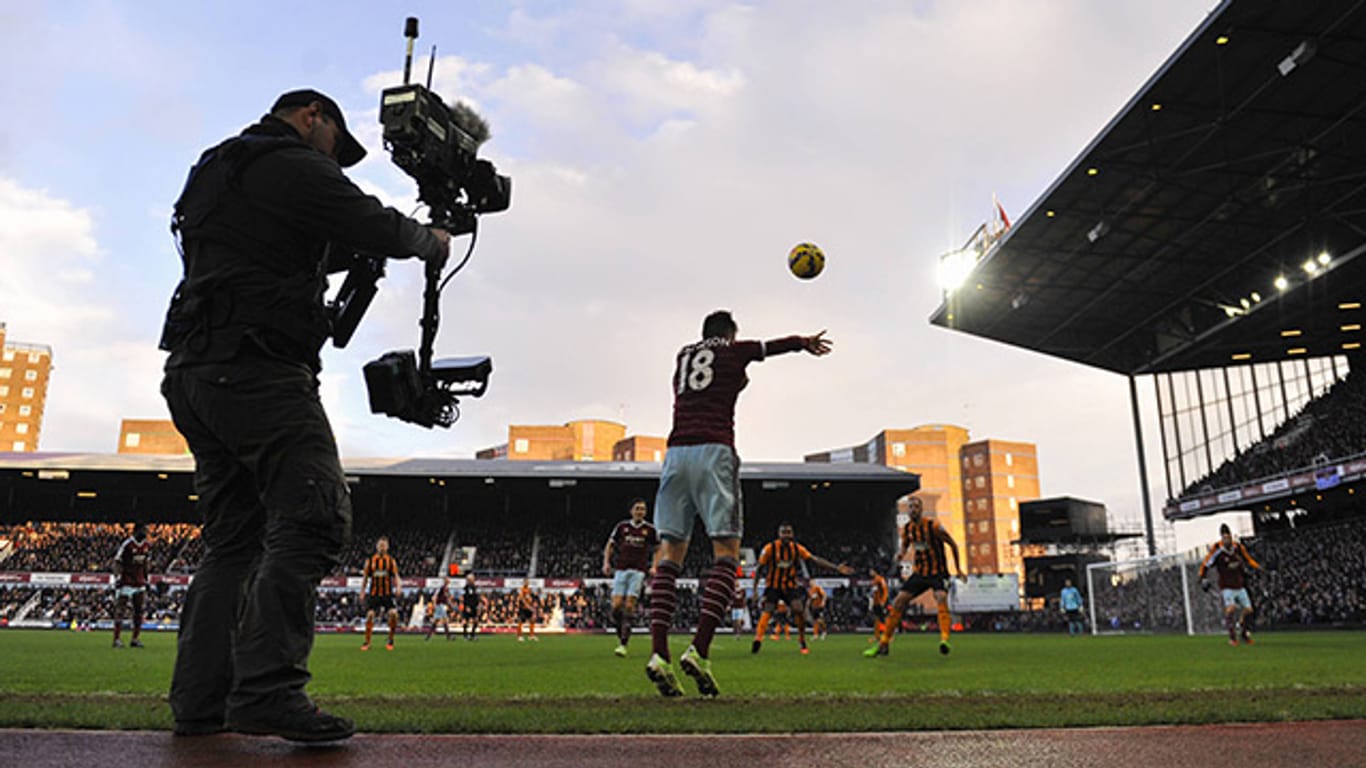 Die Fernsehsender BT und Sky überschütten die englische Liga mit 2,3 Milliarden Euro pro Jahr.