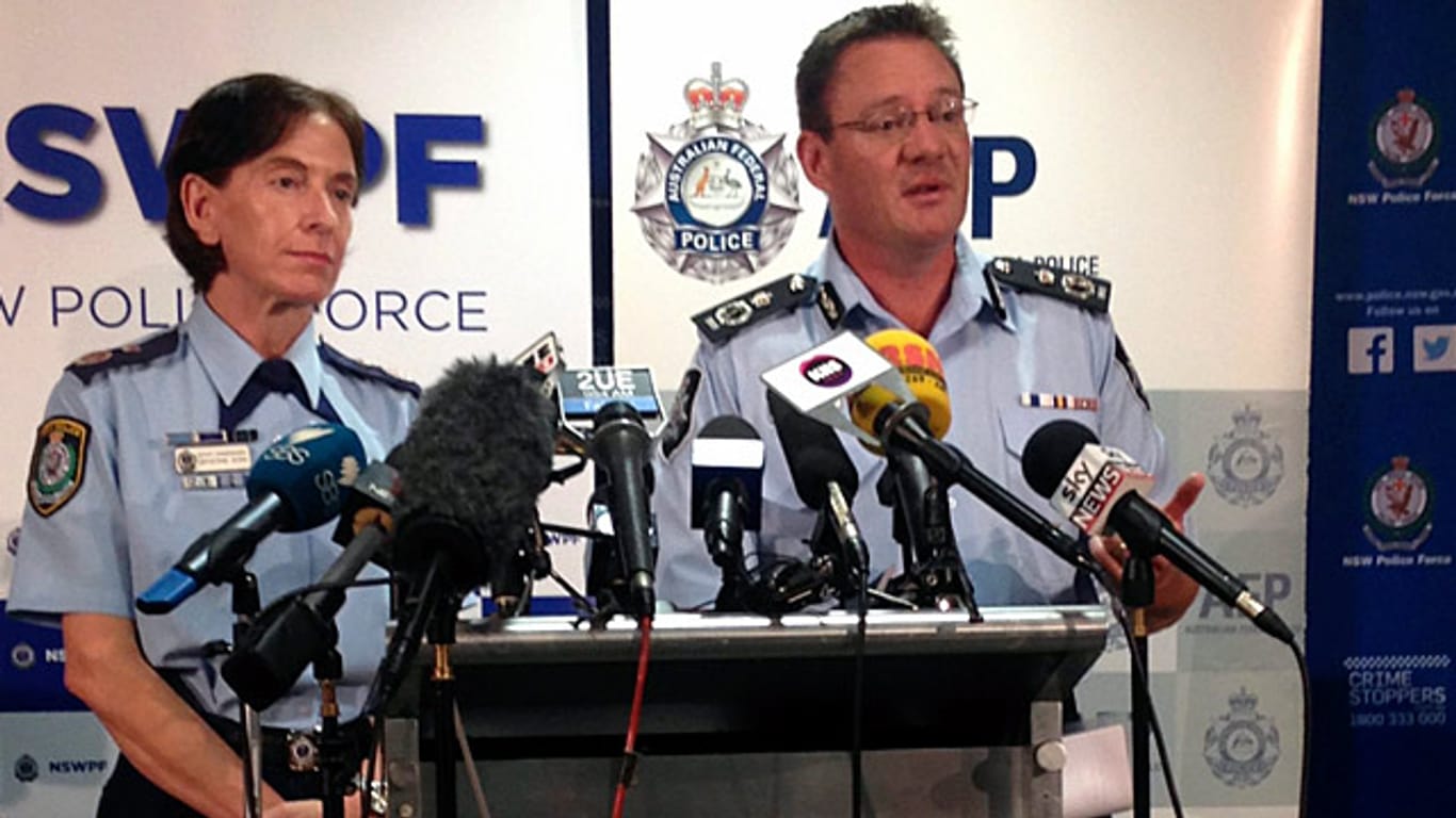Polizeivizechefin Catherine Burn (li.) und ein Kollege bei der Pressekonferenz zu den Festnahmen in Sydney.