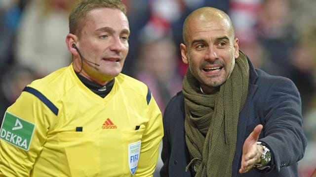 Pep Guardiola diskutiert mit den Offiziellen.