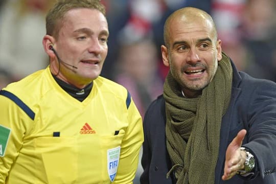 Pep Guardiola diskutiert mit den Offiziellen.