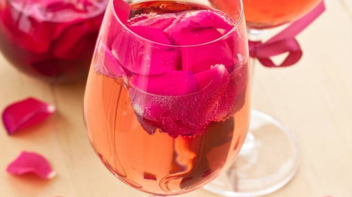 Mit einem Rosen-Cocktail können Sie Ihren Partner am Valentinstag überraschen.