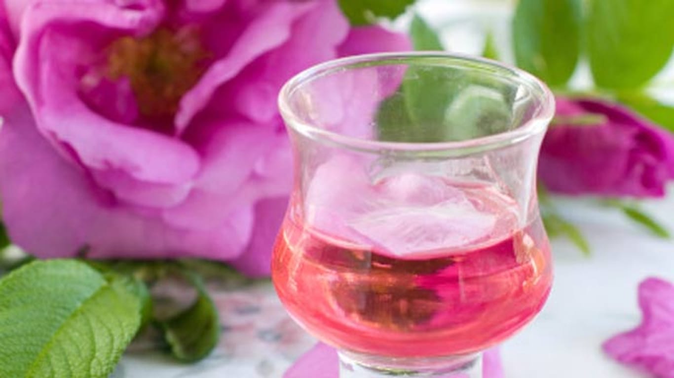 Rosenlikör hat ein feines, duftiges Aroma und süßlichen Geschmack.