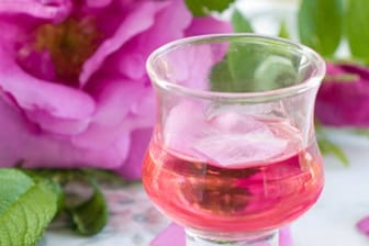 Rosenlikör hat ein feines, duftiges Aroma und süßlichen Geschmack.