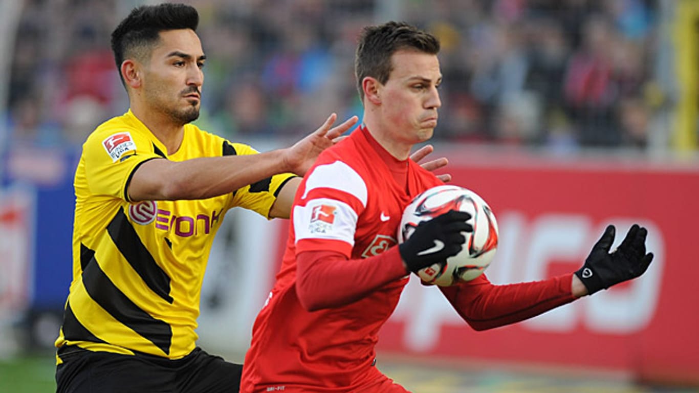 BVB-Star Ilkay Gündogan (li.) kämpft im Spiel gegen Freiburg mit Vladimir Darida um den Ball.