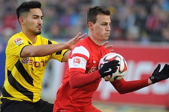BVB-Star Ilkay Gündogan (li.) kämpft im Spiel gegen Freiburg mit Vladimir Darida um den Ball.