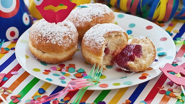 Berliner, Kreppel oder Pfannkuchen sind zur Karnevalszeit beliebt, enthalten aber schädliche Fettsäuren.