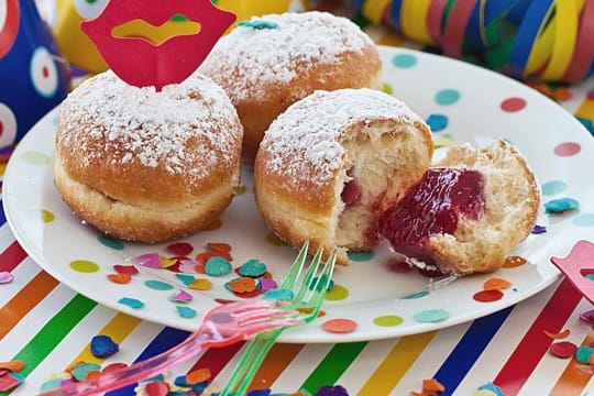 Berliner, Kreppel oder Pfannkuchen sind zur Karnevalszeit beliebt, enthalten aber schädliche Fettsäuren.