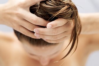 Gesundes Haar braucht Pflege, doch zu viel davon kann ungewollte Folgen haben.